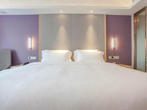 Lavande Hotel Zigong Tanmulin Lantern Park