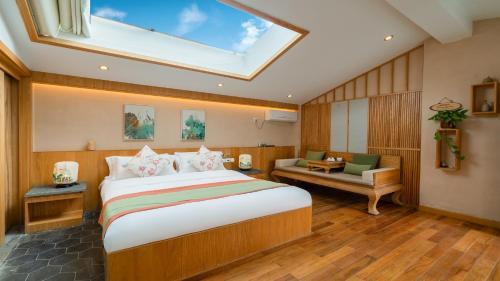 Floral Hotel � Silver Moon Dali
