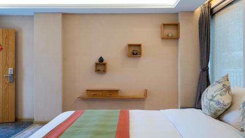 Floral Hotel � Silver Moon Dali