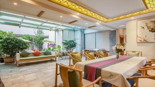 Floral Hotel � Silver Moon Dali