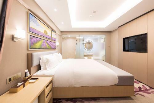 Lavande Hotel Heyuan Wanlong City