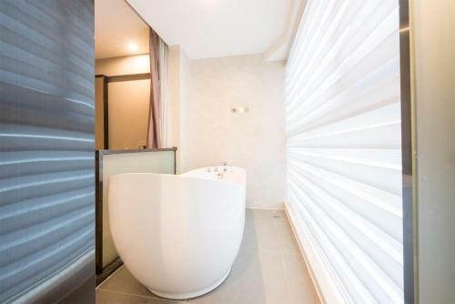 Lavande Hotel Heyuan Wanlong City