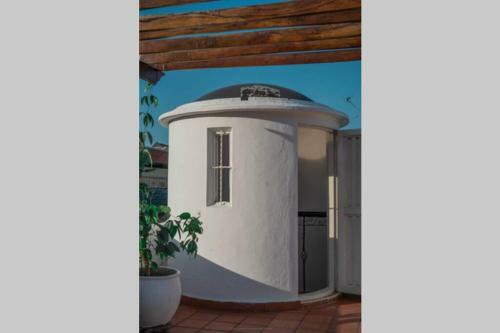 Villa Fascinating Casa Trinitarias In Walled City / Pool
