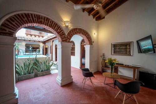 Villa Fascinating Casa Trinitarias In Walled City / Pool