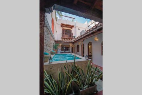 Villa Fascinating Casa Trinitarias In Walled City / Pool