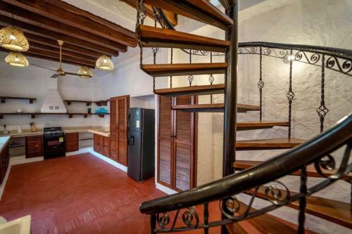 Villa Fascinating Casa Trinitarias In Walled City / Pool