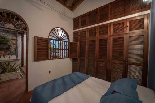 Villa Fascinating Casa Trinitarias In Walled City / Pool