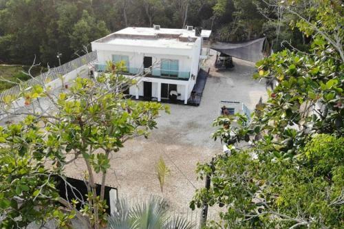 Spacious Home With Bedrooms And Across From Beach
