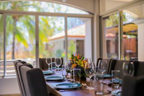Casa Tres Cocos, Elegant Beachfront Home