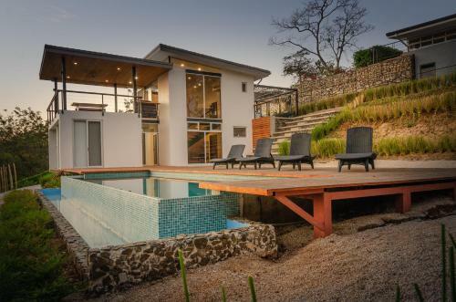 Modern Beach House With Stunning Views - Sleeps 4