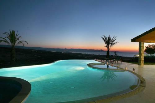 Argaka Villa Sleeps 10 With Pool Air Con And Wifi