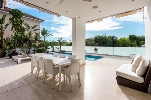 Agios Nikolaos Villa Sleeps 16 With Pool And Air Con