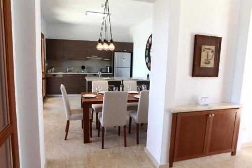 Kouklia Villa Sleeps 4 With Pool Air Con And Wifi