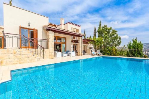 Villa In Kouklia Sleeps 6 Includes Swimming Pool Air Con And Wifi 7