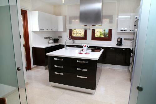 Villa In Kouklia Sleeps 8 With Pool And Wifi