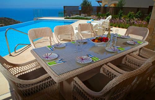Villa In Kouklia Sleeps 8 With Pool And Wifi