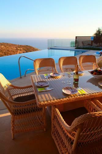 Villa In Kouklia Sleeps 8 With Pool And Wifi