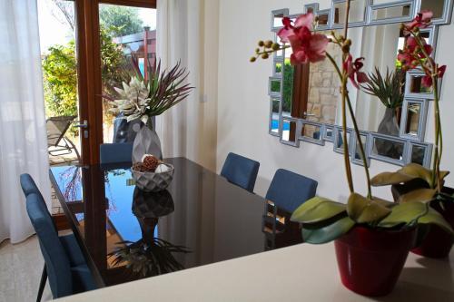 Villa In Kouklia Sleeps 4 Includes Swimming Pool Air Con And Wifi 0 5