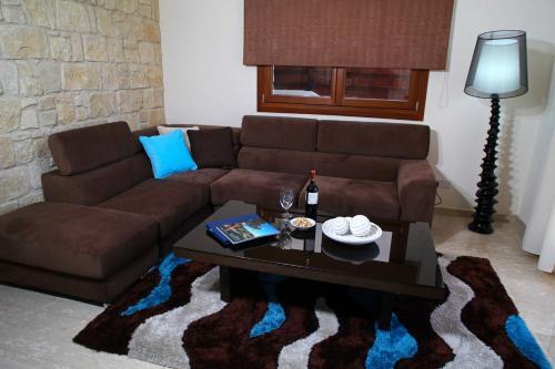 Villa In Kouklia Sleeps 4 Includes Swimming Pool Air Con And Wifi 0 5