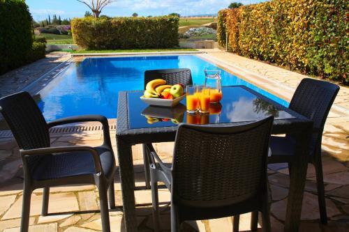 Villa In Kouklia Sleeps 4 Includes Swimming Pool Air Con And Wifi 0 5