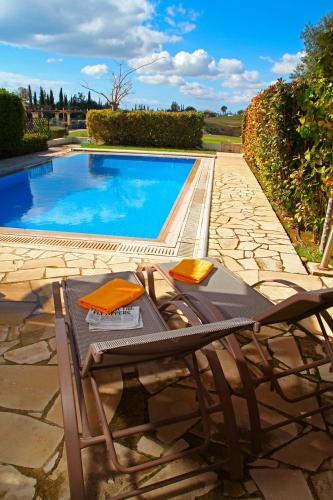 Villa In Kouklia Sleeps 4 Includes Swimming Pool Air Con And Wifi 0 5