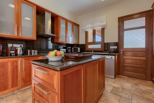 Villa In Kouklia Sleeps 10 Includes Swimming Pool Air Con And Wifi 1 2
