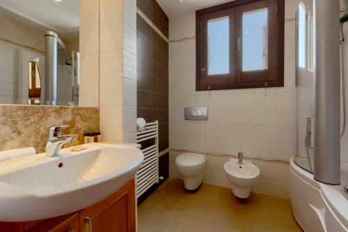 Villa In Kouklia Sleeps 10 Includes Swimming Pool Air Con And Wifi 1 2