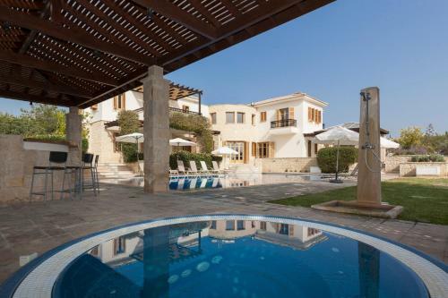 Villa In Kouklia Sleeps 10 Includes Swimming Pool Air Con And Wifi 1 2