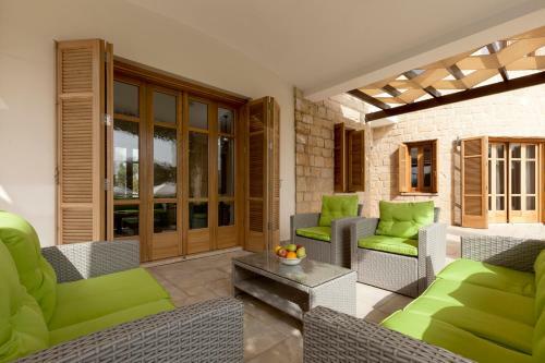Villa In Kouklia Sleeps 10 Includes Swimming Pool Air Con And Wifi 1 2