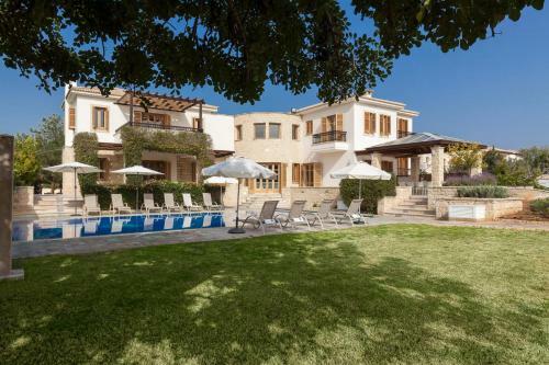 Villa In Kouklia Sleeps 10 Includes Swimming Pool Air Con And Wifi 1 2