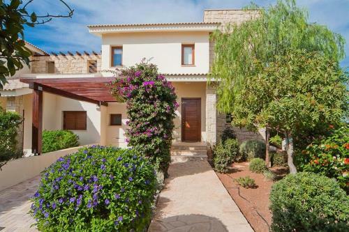 Villa In Kouklia Sleeps 6 Includes Swimming Pool Air Con And Wifi 1