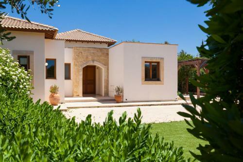 Kouklia Villa Sleeps 6 With Pool And Air Con
