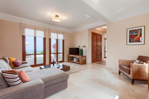 Villa In Kouklia Sleeps 6 With Pool And Air Con