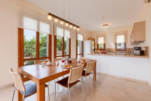 Villa In Kouklia Sleeps 6 With Pool And Air Con