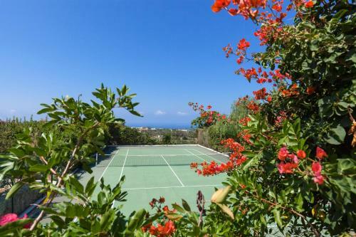 Kouklia Villa Sleeps 10 With Pool And Air Con