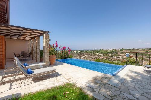 Villa In Kouklia Sleeps 4 Includes Swimming Pool And Air Con