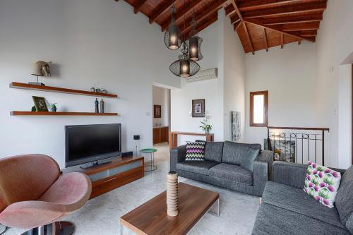 Villa In Kouklia Sleeps 4 Includes Swimming Pool And Air Con