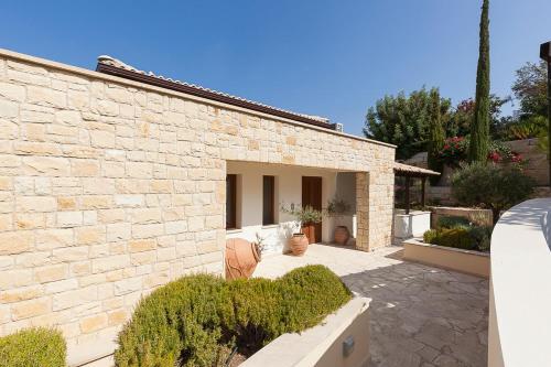 Villa In Kouklia Sleeps 4 Includes Swimming Pool And Air Con