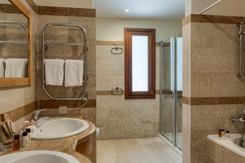 Villa In Kouklia Sleeps 6 Includes Swimming Pool And Air Con 5