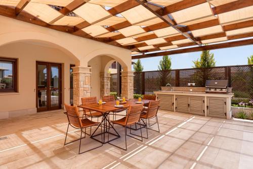 Villa In Kouklia Sleeps 4 Includes Swimming Pool And Air Con 2