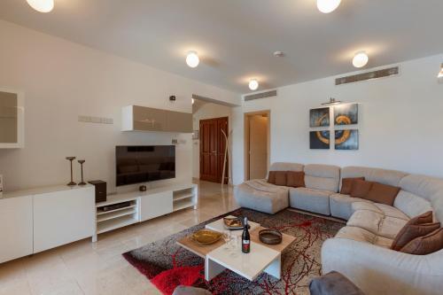 Villa In Kouklia Sleeps 6 Includes Swimming Pool And Air Con 0