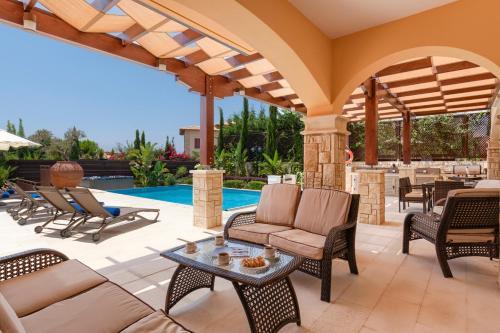 Villa In Kouklia Sleeps 6 Includes Swimming Pool And Air Con 0
