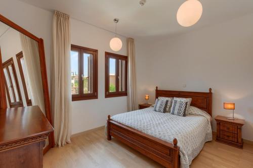 Villa In Kouklia Sleeps 6 Includes Swimming Pool And Air Con 0