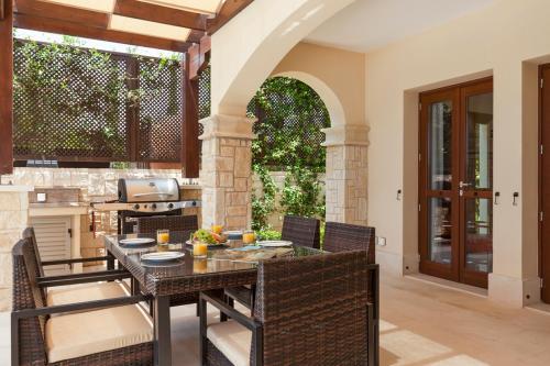 Villa In Kouklia Sleeps 6 Includes Swimming Pool And Air Con 0