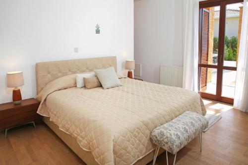 Villa In Kouklia Sleeps 6 Includes Swimming Pool And Air Con 9