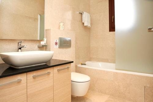 Villa In Kouklia Sleeps 6 Includes Swimming Pool And Air Con 9