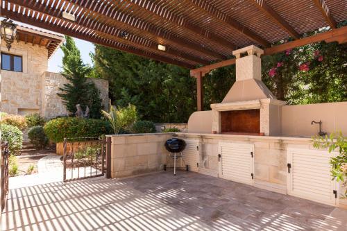 Villa In Kouklia Sleeps 10 Includes Swimming Pool And Air Con 3