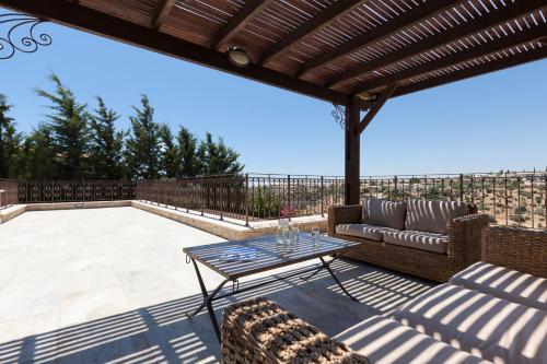 Villa In Kouklia Sleeps 10 Includes Swimming Pool And Air Con 3