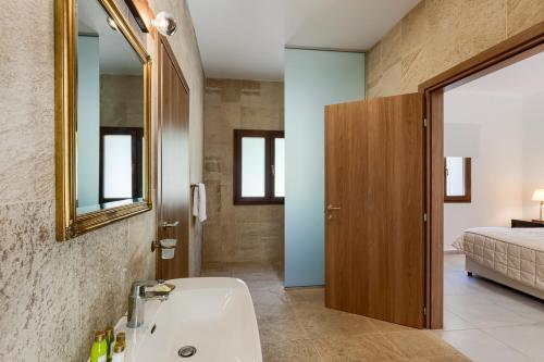Villa In Kouklia Sleeps 10 Includes Swimming Pool And Air Con 3