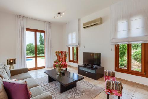 Villa In Kouklia Sleeps 4 Includes Swimming Pool And Air Con 5